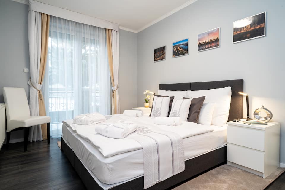 Villa Budapest Silver